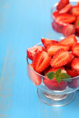 Olgun çilek ve nane 