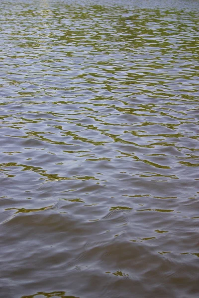 Oppervlak van de rivier close-up . — Stockfoto