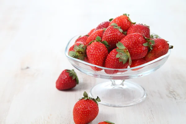 Reife Erdbeeren und Minze — Stockfoto