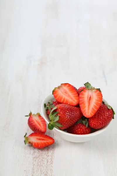 Fresas maduras y menta — Foto de Stock