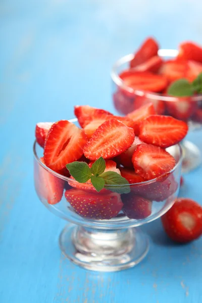 Fresas maduras y menta — Foto de Stock