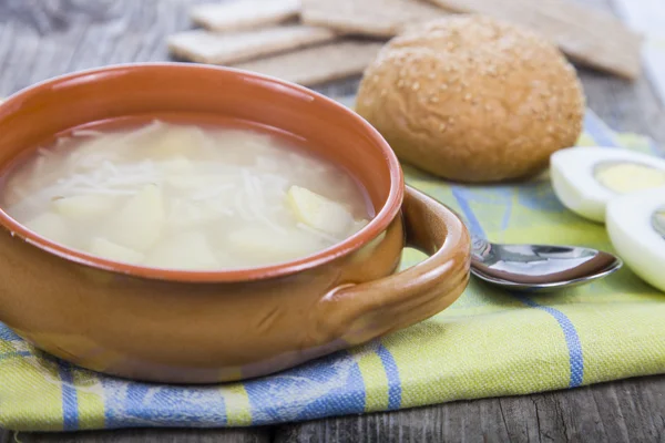 Hühnerbrühe mit Ei — Stockfoto