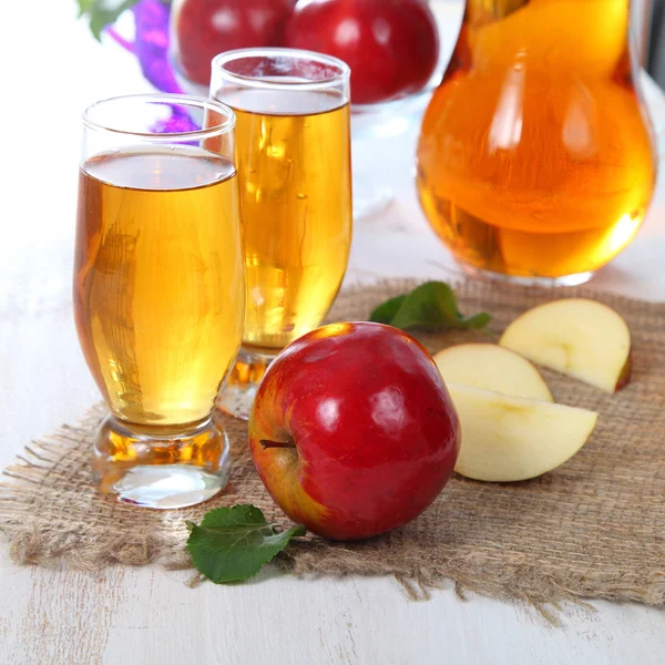 Zumo de manzana y manzanas rojas frescas —  Fotos de Stock