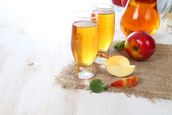 Jablečné šťávy a čerstvé červená jablka — Stock fotografie