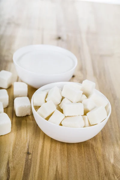 Сахар в белой миске — стоковое фото