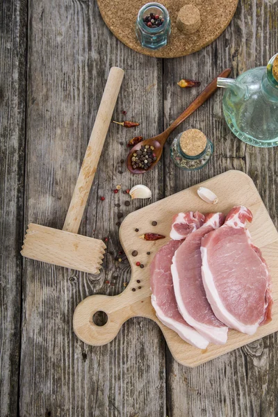 Syrové maso s kořením na stůl — Stock fotografie