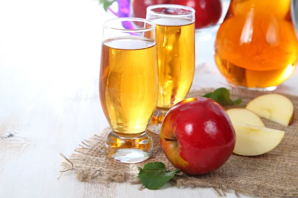 Apple juice and fresh red apples — Stock Photo, Image