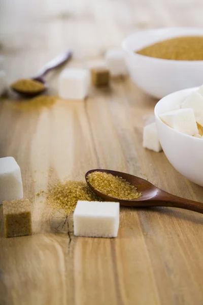Тростник и белый сахар в белых мисках — стоковое фото