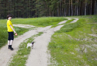 Çocuğun forest yakınındaki bir köpekle