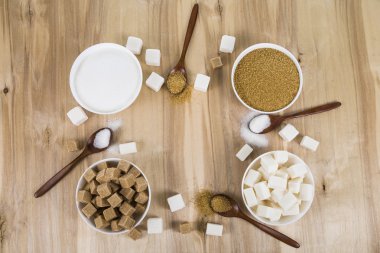 Beyaz bir kase şeker kamışı ve beyaz 