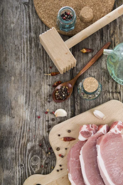 Syrové maso s kořením na stůl — Stock fotografie