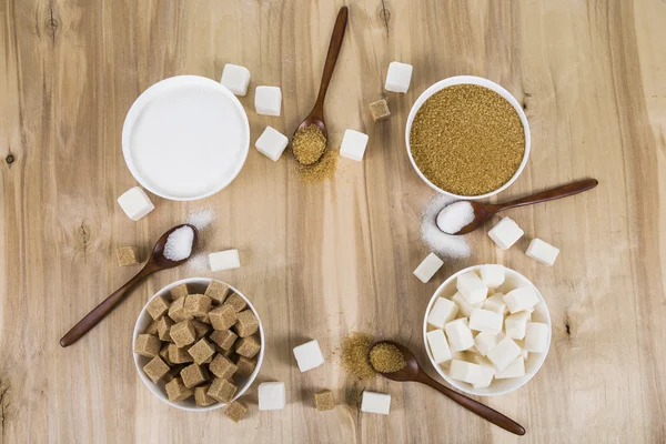 Beyaz bir kase şeker kamışı ve beyaz 