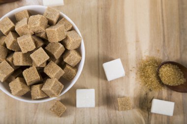 Beyaz bir kase şeker kamışı ve beyaz 