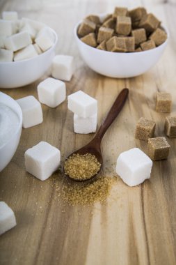 Beyaz bir kase şeker kamışı ve beyaz 