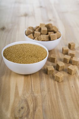 Beyaz bir kase şeker kamışı 