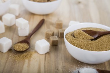 Beyaz bir kase şeker kamışı ve beyaz 