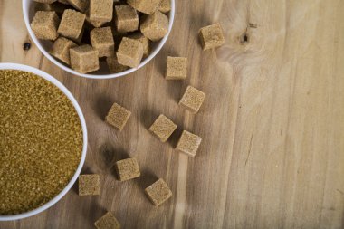 Beyaz bir kase şeker kamışı 