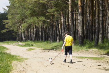 Çocuğun forest yakınındaki bir köpekle 