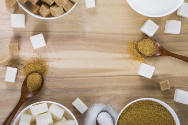 Beyaz bir kase şeker kamışı ve beyaz 