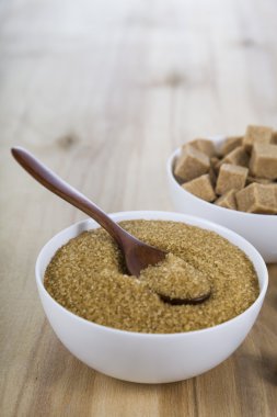 Beyaz bir kase şeker kamışı 