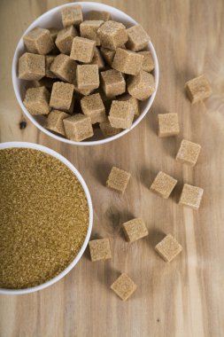 Beyaz bir kase şeker kamışı 