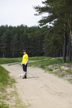 Çocuğun forest yakınındaki bir köpekle