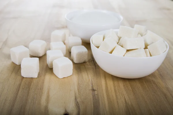 Zucchero bianco in ciotole bianche — Foto Stock