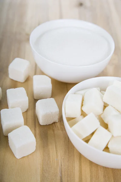 Biały cukier w białe miski — Zdjęcie stockowe