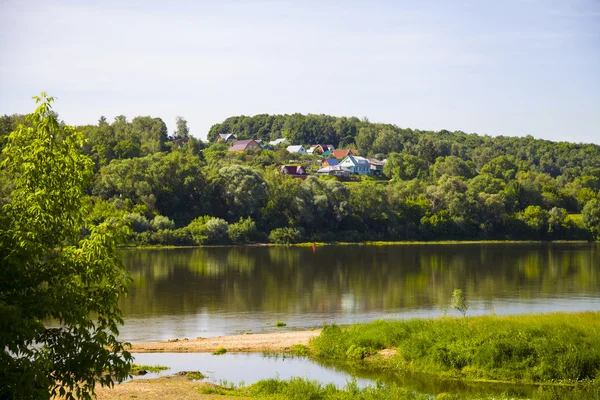 Спокійна річка в літній день — стокове фото