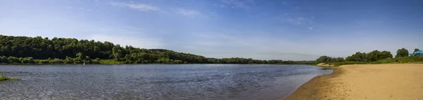Rivière Oka dans une journée d'été. Panorama — Photo