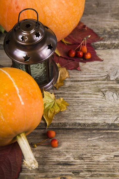Pumpkins,lantern and fall leaves — Stock Photo, Image
