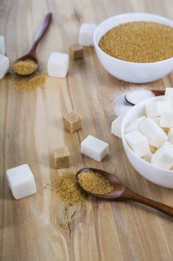 Beyaz bir kase şeker kamışı ve beyaz 