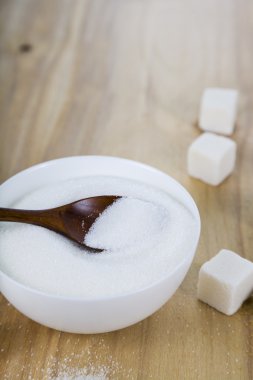 Beyaz bir kase şeker kamışı ve beyaz 