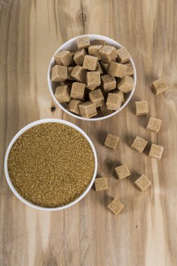 Beyaz bir kase şeker kamışı 