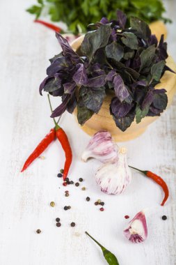 Fesleğen ve baharat ahşap arka plan üzerinde