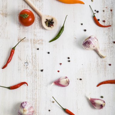 Sebze ve baharat hafif ahşap arka plan üzerinde