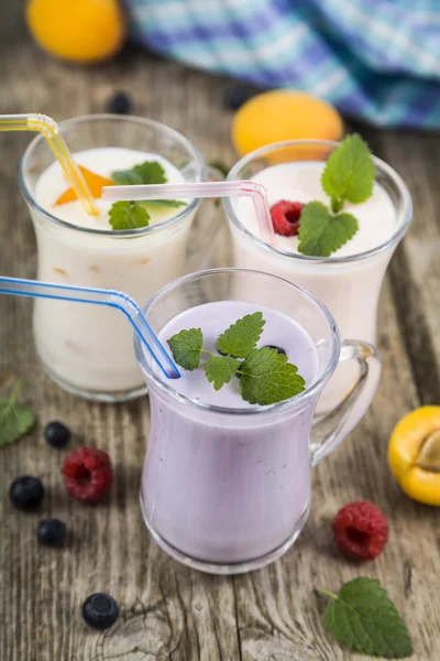 Smoothies mit frischen Beeren auf einem Holztisch — Stockfoto