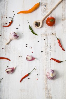 Sebze ve baharat hafif ahşap arka plan üzerinde