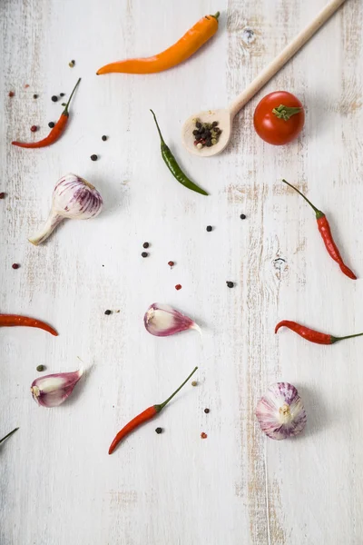 Sebze ve baharat hafif ahşap arka plan üzerinde