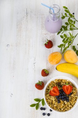 Granola ahşap bir masa üzerinde meyve ile