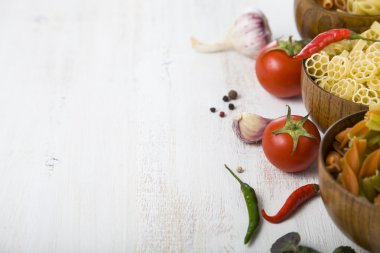 Pişmemiş makarna ve baharat ahşap kase 