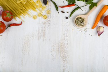 Pişmemiş makarna ve baharat ahşap bir masa üzerinde