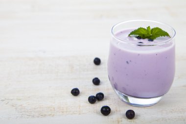 Ahşap bir masa üzerinde yaban mersini ile güler yüzlü