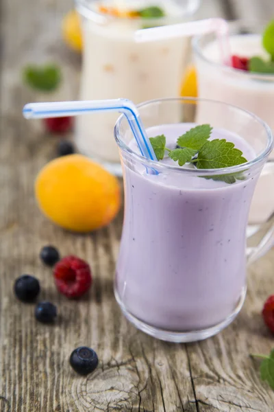 Smoothies mit frischen Beeren auf einem Holztisch — Stockfoto