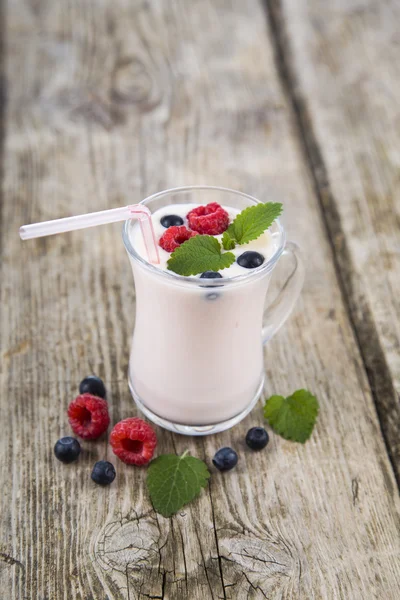 Frullato con bacche fresche su un tavolo di legno — Foto Stock