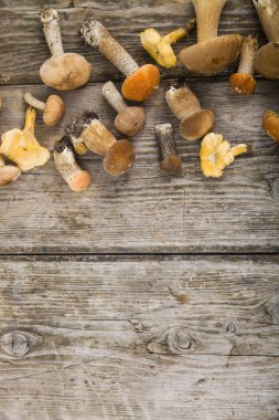 Ahşap bir masada çiğ mantar.