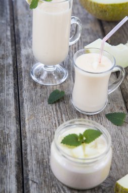 Ahşap bir masa kavun ile yoğurt 