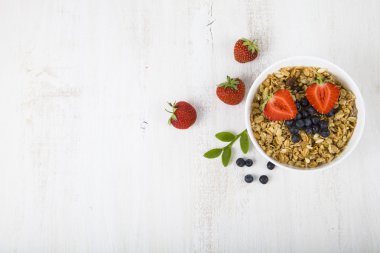 Granola ahşap bir masa üzerinde meyve ile