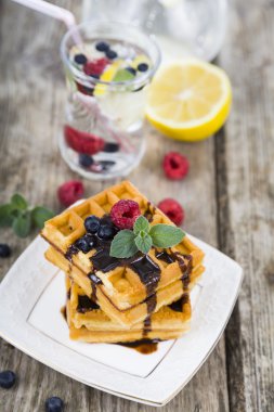 Lezzetli waffle ve çilek ile ev yapımı limonata 
