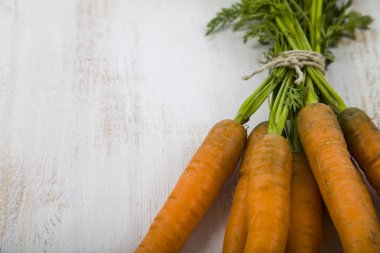 Havuç ile ahşap bir masa yapraklarda